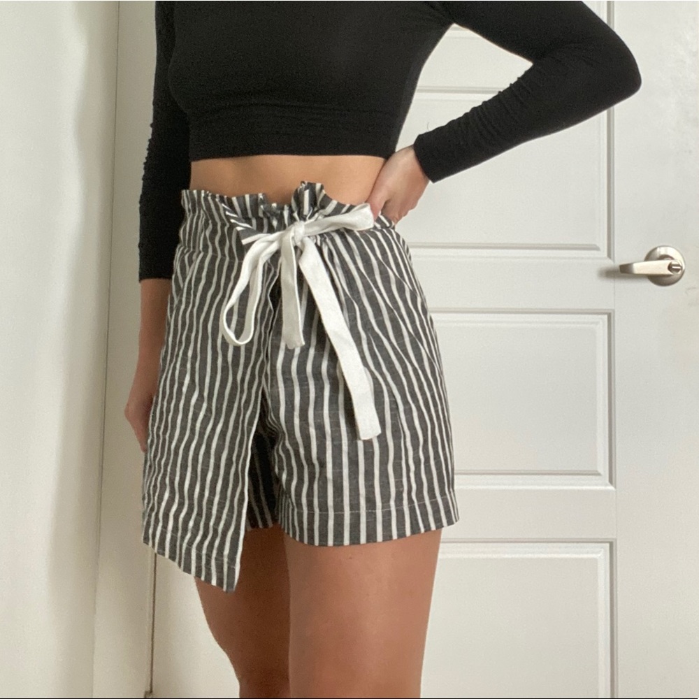 Striped skort that crosses to tie, shirred waist